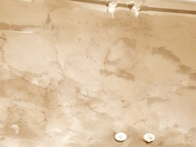 廁所重新裝修：、在同一房間內，同類型的采暖設備、衛(wèi)生器具及管道配件，除有特殊要求外，應安裝在同一高度上。2、明裝管道成排安裝時，直線部分應互相平行。曲線部分：當管道水平或垂直并行時，應與直線部分保持等距；管道水平上下并行時，彎管部分的曲率半徑應一致。3、管道采用粘接接口，管端插入承口的深度不得小于表3．3.15的規(guī)定。