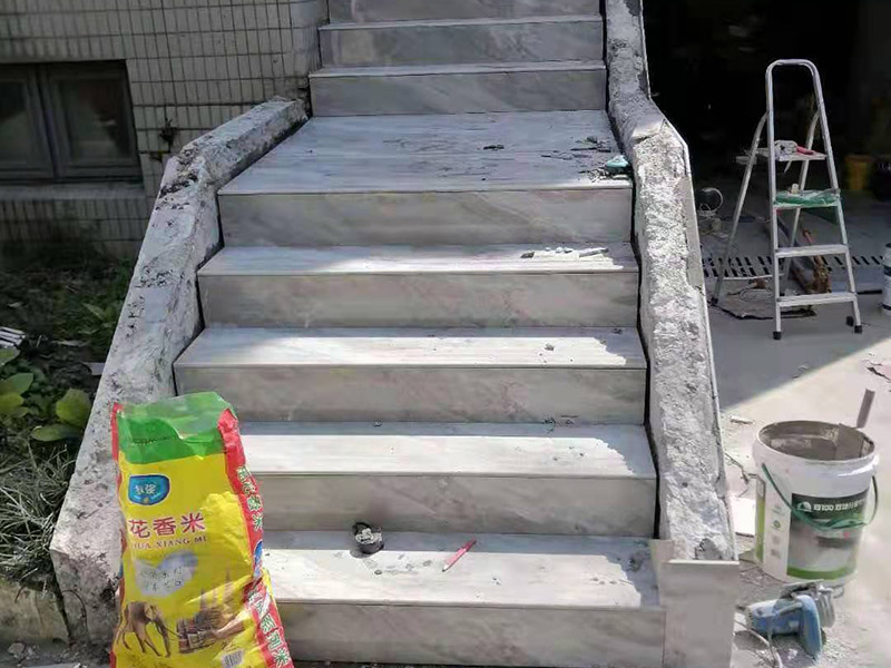 庭院防水貼磚：基層清理平整。其實(shí)不用說大家都知道開始的時候肯定是地面平整，定好大致的高度，然后整平夯實(shí)。水平定點(diǎn)，基層硬化。所有的造型定位之后，在規(guī)劃好的區(qū)域之內(nèi)就需要精確定點(diǎn)，做好標(biāo)高處理，然后進(jìn)行基層硬化。鋪貼透水磚，勾縫處理。做好前面的所有準(zhǔn)備工作就可以鋪貼透水磚了，按照自己最滿意的鋪貼花式來施工即可，最后用水泥砂漿勾縫處理。