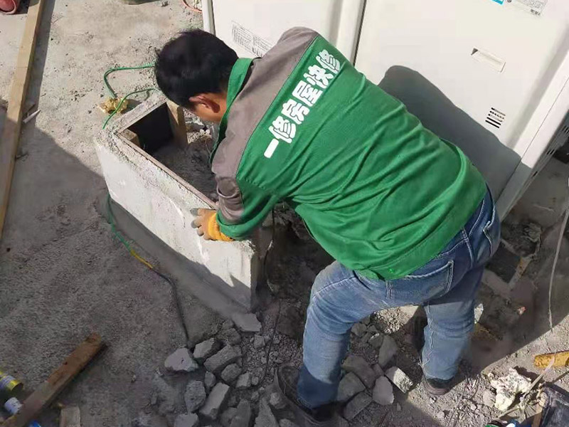 屋頂水管拆除改造：屋頂有很多的低矮的管道，其實是和其他住戶不相連的。這些是屋頂保溫層的排氣口。保溫層在施工時難免會有水分留在里面，施工結(jié)束后長期暴曬于屋頂，如果水汽排不出會造成屋頂起鼓開裂。所以在工程上要求有一定間隔的排氣口。
用水泥砂漿找平,同時做好防水層和保護層,然后,檢查基層處理并進行清理,要求不能有任何雜質(zhì),且屋面必須保持干燥,否則會直接影響防水效果,最后,根據(jù)當(dāng)天的施工量配置相應(yīng)的瀝青,并參照從高到低、從遠到近的順序,開始鋪貼屋面防水卷材。
