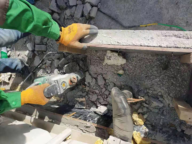 屋頂水管拆除改造：屋頂有很多的低矮的管道，其實是和其他住戶不相連的。這些是屋頂保溫層的排氣口。保溫層在施工時難免會有水分留在里面，施工結(jié)束后長期暴曬于屋頂，如果水汽排不出會造成屋頂起鼓開裂。所以在工程上要求有一定間隔的排氣口。 用水泥砂漿找平,同時做好防水層和保護層,然后,檢查基層處理并進行清理,要求不能有任何雜質(zhì),且屋面必須保持干燥,否則會直接影響防水效果,最后,根據(jù)當(dāng)天的施工量配置相應(yīng)的瀝青,并參照從高到低、從遠到近的順序,開始鋪貼屋面防水卷材。