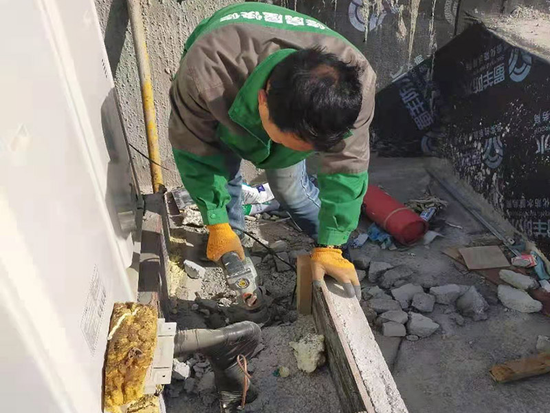 屋頂水管拆除改造：屋頂有很多的低矮的管道，其實是和其他住戶不相連的。這些是屋頂保溫層的排氣口。保溫層在施工時難免會有水分留在里面，施工結(jié)束后長期暴曬于屋頂，如果水汽排不出會造成屋頂起鼓開裂。所以在工程上要求有一定間隔的排氣口。 用水泥砂漿找平,同時做好防水層和保護層,然后,檢查基層處理并進行清理,要求不能有任何雜質(zhì),且屋面必須保持干燥,否則會直接影響防水效果,最后,根據(jù)當(dāng)天的施工量配置相應(yīng)的瀝青,并參照從高到低、從遠到近的順序,開始鋪貼屋面防水卷材。