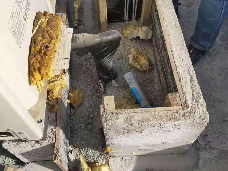 屋頂水管拆除改造：屋頂有很多的低矮的管道，其實是和其他住戶不相連的。這些是屋頂保溫層的排氣口。保溫層在施工時難免會有水分留在里面，施工結(jié)束后長期暴曬于屋頂，如果水汽排不出會造成屋頂起鼓開裂。所以在工程上要求有一定間隔的排氣口。 用水泥砂漿找平,同時做好防水層和保護層,然后,檢查基層處理并進行清理,要求不能有任何雜質(zhì),且屋面必須保持干燥,否則會直接影響防水效果,最后,根據(jù)當(dāng)天的施工量配置相應(yīng)的瀝青,并參照從高到低、從遠到近的順序,開始鋪貼屋面防水卷材。