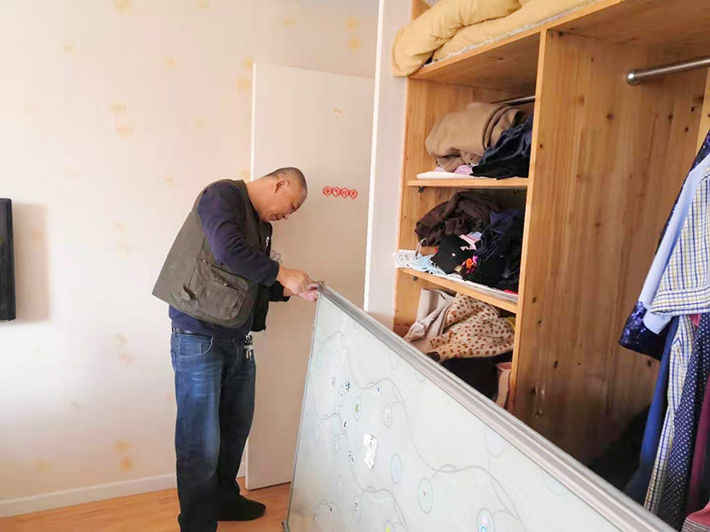 移門滑軌維修：用螺絲刀把滑輪卸下，檢查滑輪無法轉(zhuǎn)動(dòng)原因，如果是生銹了，可以先涂點(diǎn)黃油，讓它自己滑動(dòng)一下，可以增加靈活性;如果不行，請(qǐng)直接更換一個(gè)滑輪。 先借用工具取一個(gè)邊框和下封，用固定螺絲固定，把固定好的邊框放置地上，然后把移門板排列在邊框上面。 取另外一根邊框，接著卡入排列好的移門板上，用螺絲固定下封和邊框，一定要?dú)w哪個(gè)緊，不要讓它松動(dòng)。 卡入上封，用螺絲固定，同時(shí)固定好上滑輪，等待上下螺絲都固定好后，用牽引螺絲，把下滑輪固定在下封內(nèi)，整個(gè)過程維修好。