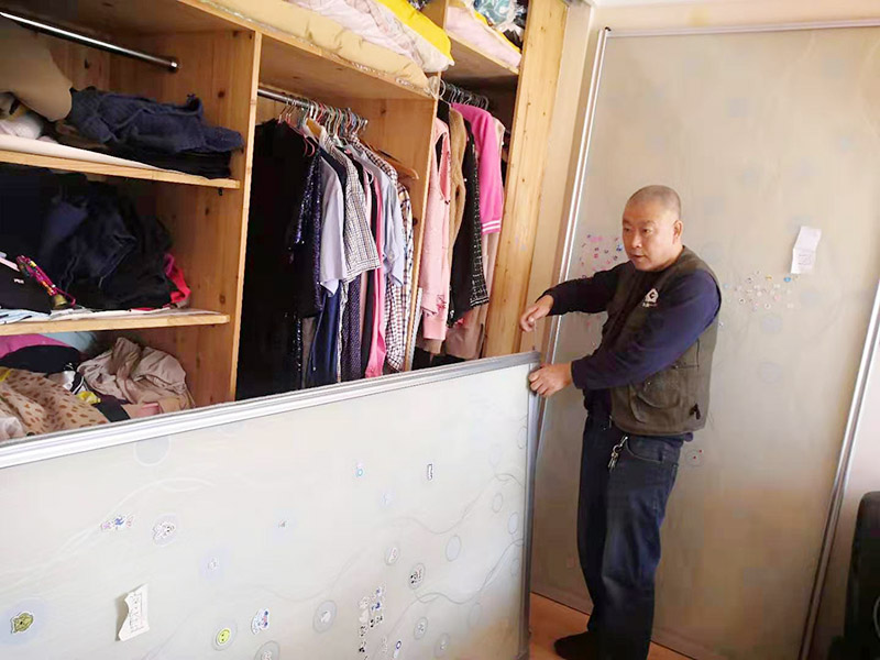 移門滑軌維修：用螺絲刀把滑輪卸下，檢查滑輪無法轉(zhuǎn)動(dòng)原因，如果是生銹了，可以先涂點(diǎn)黃油，讓它自己滑動(dòng)一下，可以增加靈活性;如果不行，請(qǐng)直接更換一個(gè)滑輪。 先借用工具取一個(gè)邊框和下封，用固定螺絲固定，把固定好的邊框放置地上，然后把移門板排列在邊框上面。 取另外一根邊框，接著卡入排列好的移門板上，用螺絲固定下封和邊框，一定要?dú)w哪個(gè)緊，不要讓它松動(dòng)。 卡入上封，用螺絲固定，同時(shí)固定好上滑輪，等待上下螺絲都固定好后，用牽引螺絲，把下滑輪固定在下封內(nèi)，整個(gè)過程維修好。