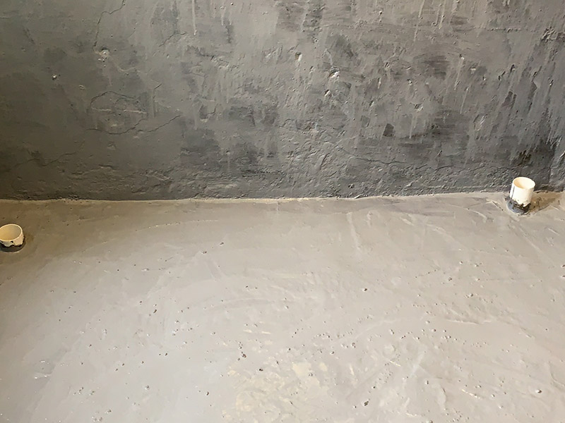浴缸防水安裝施工：在安放浴缸時(shí)注意下水口的另一端要略高于下水口的一端，以便將來排污不暢。這一點(diǎn)要因情況而定。鑄鐵的浴缸雖然結(jié)實(shí)，但其導(dǎo)熱性非常的快，應(yīng)使用中河沙，在浴缸的底部鋪牢、砸實(shí)。 浴缸裙的貼磚是不需要抓毛的，砌好紅磚的臺子，在表面抹一層水泥砂漿，然后等兩天再來貼磚即可，貼磚很麻煩，由于地面留了坡度，而浴缸是平的，所以每一塊大磚都要打磨成不同的尺寸，不可以一次打磨很多，容易磨多了，要反復(fù)磨。磚的上邊要塞入浴缸的圓邊下，這樣才不會形成陽角。
