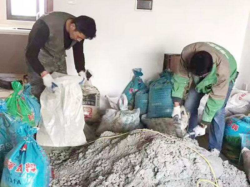 客廳地面貼磚：首先要把基層用水澆濕，除去雜物和浮沙。再抹結(jié)合層，需要注意的是要使用1：3的干性水泥漿，按照水平線探鋪平整，然后再把磚放在沙漿上用膠皮錘振實(shí)。這時(shí)再把地面磚取下澆抹水泥漿，然后把地面磚放實(shí)振平就可以了。采用干鋪法可以有效地避免鋪裝過程中造成的空鼓、氣泡等現(xiàn)象發(fā)生。但是干鋪法的技術(shù)含量比較高，所以費(fèi)用也會(huì)比較貴。