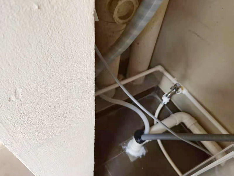 陽臺管道排布：首先檢測檢查一些看看是什么位置的管子的問題。根據(jù)判斷出水位置或者漏水位置選擇合適的維修措施方法。如果是出水外邊的管道壞了，可以通過更換外邊的管道水龍頭就可以維修修好。 在陽臺安裝水管，要選擇合適位置安裝水管，不能妨礙人在陽臺內(nèi)的活動，但要滿足人們使用水管的相關(guān)需求。