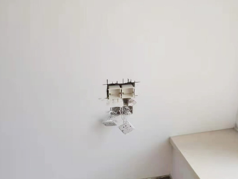 墻面電路開(kāi)槽安裝：首先確定水電開(kāi)槽的線路走向；然后施工隊(duì)安線路沿著地面或者墻面開(kāi)槽；接入線管和暗盒；檢測(cè)電路面對(duì)水路進(jìn)行測(cè)壓；抹平線槽；最后對(duì)水路開(kāi)槽進(jìn)行平面安裝。 注意在確定線路走向的時(shí)候，避免線路過(guò)多交叉，開(kāi)槽走管的路線要橫平豎直。開(kāi)暗槽的時(shí)候，要注意房屋的承重墻的鋼筋粗細(xì)，不要切到；開(kāi)槽的深度寬度也要把握好，根據(jù)房屋結(jié)構(gòu)決定；電路接頭不要裸露在外面；穿管不能使用軟管；