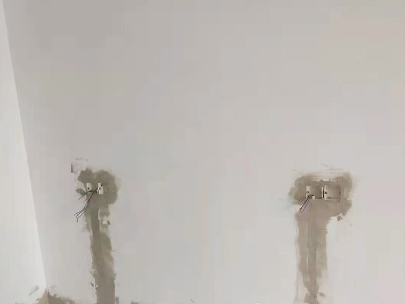 墻面電路開(kāi)槽安裝：首先確定水電開(kāi)槽的線路走向；然后施工隊(duì)安線路沿著地面或者墻面開(kāi)槽；接入線管和暗盒；檢測(cè)電路面對(duì)水路進(jìn)行測(cè)壓；抹平線槽；最后對(duì)水路開(kāi)槽進(jìn)行平面安裝。 注意在確定線路走向的時(shí)候，避免線路過(guò)多交叉，開(kāi)槽走管的路線要橫平豎直。開(kāi)暗槽的時(shí)候，要注意房屋的承重墻的鋼筋粗細(xì)，不要切到；開(kāi)槽的深度寬度也要把握好，根據(jù)房屋結(jié)構(gòu)決定；電路接頭不要裸露在外面；穿管不能使用軟管；