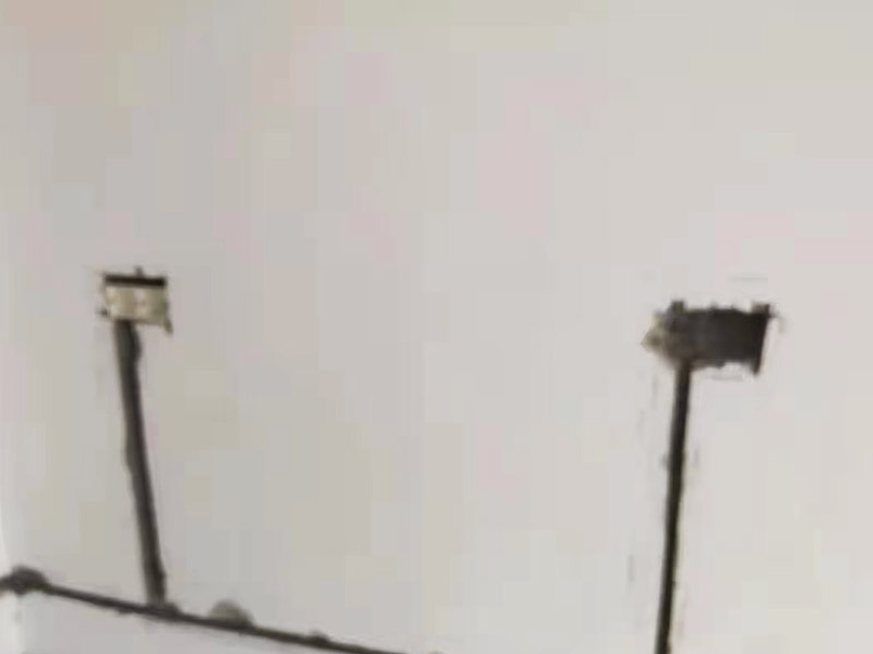 墻面電路開(kāi)槽安裝：首先確定水電開(kāi)槽的線路走向；然后施工隊(duì)安線路沿著地面或者墻面開(kāi)槽；接入線管和暗盒；檢測(cè)電路面對(duì)水路進(jìn)行測(cè)壓；抹平線槽；最后對(duì)水路開(kāi)槽進(jìn)行平面安裝。 注意在確定線路走向的時(shí)候，避免線路過(guò)多交叉，開(kāi)槽走管的路線要橫平豎直。開(kāi)暗槽的時(shí)候，要注意房屋的承重墻的鋼筋粗細(xì)，不要切到；開(kāi)槽的深度寬度也要把握好，根據(jù)房屋結(jié)構(gòu)決定；電路接頭不要裸露在外面；穿管不能使用軟管；