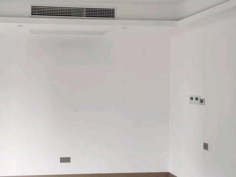 墻面電路開(kāi)槽安裝：首先確定水電開(kāi)槽的線路走向；然后施工隊(duì)安線路沿著地面或者墻面開(kāi)槽；接入線管和暗盒；檢測(cè)電路面對(duì)水路進(jìn)行測(cè)壓；抹平線槽；最后對(duì)水路開(kāi)槽進(jìn)行平面安裝。 注意在確定線路走向的時(shí)候，避免線路過(guò)多交叉，開(kāi)槽走管的路線要橫平豎直。開(kāi)暗槽的時(shí)候，要注意房屋的承重墻的鋼筋粗細(xì)，不要切到；開(kāi)槽的深度寬度也要把握好，根據(jù)房屋結(jié)構(gòu)決定；電路接頭不要裸露在外面；穿管不能使用軟管；