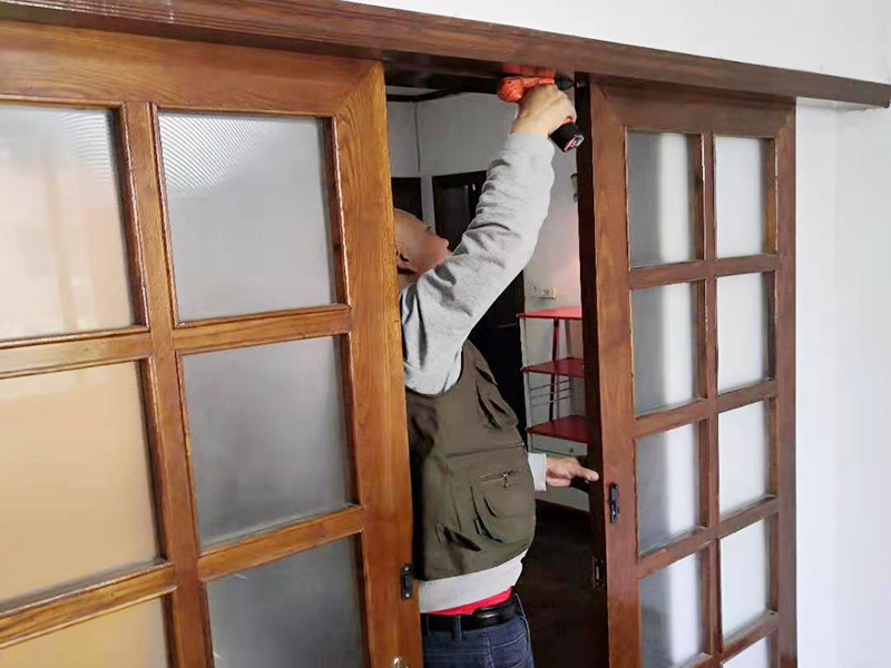 家具木門被踢壞了，若要自己動(dòng)手進(jìn)行家具木門維修要用到哪些工具