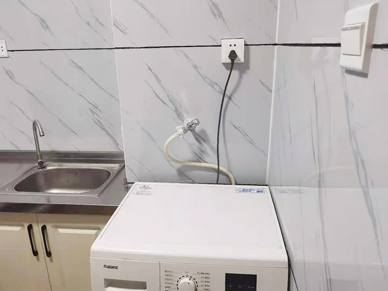 出租房廚房墻貼微晶板：將粘有圖案的轉移膜輕輕的撕離圖案的底紙，如果圖案有沒粘在轉移膜上的地方，可以用小刀輔助一下。先將轉移膜剪下的邊角料挑選個墻角的墻面測試一下墻面的性能，確定墻面沒問題后再粘貼。如果墻面掉粉或在撕下轉移膜時會連同墻面漆一起粘下，請?zhí)幚砗笤龠M行粘貼。　貼圖案的時候，可以先將轉移膜的一角先粘在墻上，然后慢慢的將粘有圖案的轉移膜順著向下的方向貼在墻上，接著用卡片由圖案中間向四周的方向反復劃幾下，使墻貼更好粘在墻壁。