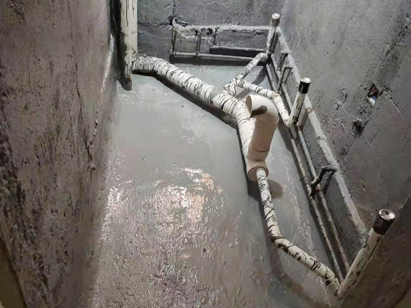 衛(wèi)生間防水貼磚維修：先做墻面防水→貼墻磚→再做地面防水2－3遍→固化期5－7天→閉水實(shí)驗(yàn)合格→地面做水泥砂漿保護(hù)層→貼地磚。都是在地面用水泥砂漿找平一次，等它干透后再做防水。一般的防水施工要做2到3遍，而且防水的順序也是有講究的，比如，要先做完墻面防水再貼墻磚，其次才可以做地面防水，再貼地磚。