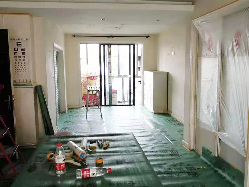 地面家具保護(hù)措施：貼好磚做好清潔，清除地磚表面的細(xì)沙之類的。防止后期走動(dòng)或者其他動(dòng)作刮花地磚表面釉質(zhì)，導(dǎo)致后期地面很花。其他的堅(jiān)硬物也不要留在地磚表面?？梢杂玫孛姹Ｗo(hù)膜把地磚覆蓋了，在上面的各種操作就不會(huì)破壞地磚了。選擇整體都覆蓋，方便工人之后的施工，在裝修完畢后取掉就行。