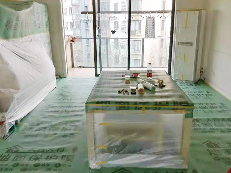 地面家具保護(hù)措施：貼好磚做好清潔，清除地磚表面的細(xì)沙之類的。防止后期走動(dòng)或者其他動(dòng)作刮花地磚表面釉質(zhì)，導(dǎo)致后期地面很花。其他的堅(jiān)硬物也不要留在地磚表面?？梢杂玫孛姹Ｗo(hù)膜把地磚覆蓋了，在上面的各種操作就不會(huì)破壞地磚了。選擇整體都覆蓋，方便工人之后的施工，在裝修完畢后取掉就行。