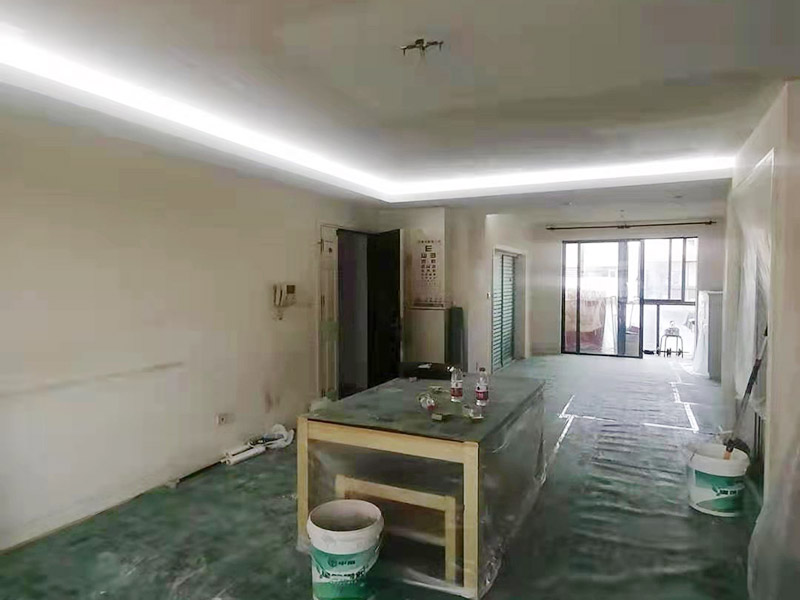 地面家具保護(hù)措施：貼好磚做好清潔，清除地磚表面的細(xì)沙之類的。防止后期走動(dòng)或者其他動(dòng)作刮花地磚表面釉質(zhì)，導(dǎo)致后期地面很花。其他的堅(jiān)硬物也不要留在地磚表面?？梢杂玫孛姹Ｗo(hù)膜把地磚覆蓋了，在上面的各種操作就不會(huì)破壞地磚了。選擇整體都覆蓋，方便工人之后的施工，在裝修完畢后取掉就行。