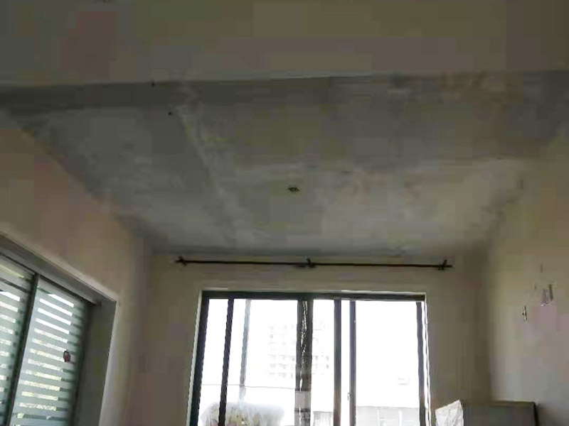 頂面墻皮脫落維修：墻面沾水：潤濕原有墻面，鏟的時候省力。  鏟墻皮：鏟除原墻面已經(jīng)被水浸過的部分，直到露出水泥砂漿墻面或是膩?zhàn)訉印? 界面劑：墻面涂刷界面劑，刷界面劑一定要都刷到，而且要刷勻。 裂縫：一般情況下用牛皮紙帶和白乳膠貼住裂縫（但不能保證100％不會再開裂）。  找平：凹凸不平的墻面需要找平，一般石膏比較常用，凹凸差不超過0.5公分為佳。 貼布：一般輕體墻和保溫墻等非承重墻都是需要貼布的，盡量選擇質(zhì)地好一點(diǎn)的墻布和白乳膠，如果有條件的話可以用網(wǎng)格布，相對防裂效果會更好一點(diǎn)。 