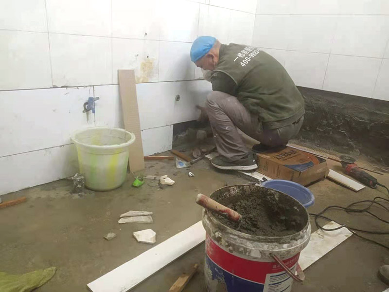 墻磚補瓷磚維修：如果瓷磚破損的地方，是在室內(nèi)空間中間，為了避免以后使用的美觀度，最好重新鋪貼。如果是家具擺放區(qū)域或者室內(nèi)邊角，可以使用陶瓷膠水，打磨填補下。 或者破損的瓷磚，需要將瓷磚的邊緣徹底清除干凈，再嵌入白水泥，使用小錘子將破損的瓷磚輕輕敲掉。如果瓷磚比較貼地面，可以使用刀子來劃分區(qū)域，從中間開始施工，讓依次將瓷磚慢慢修整干凈。