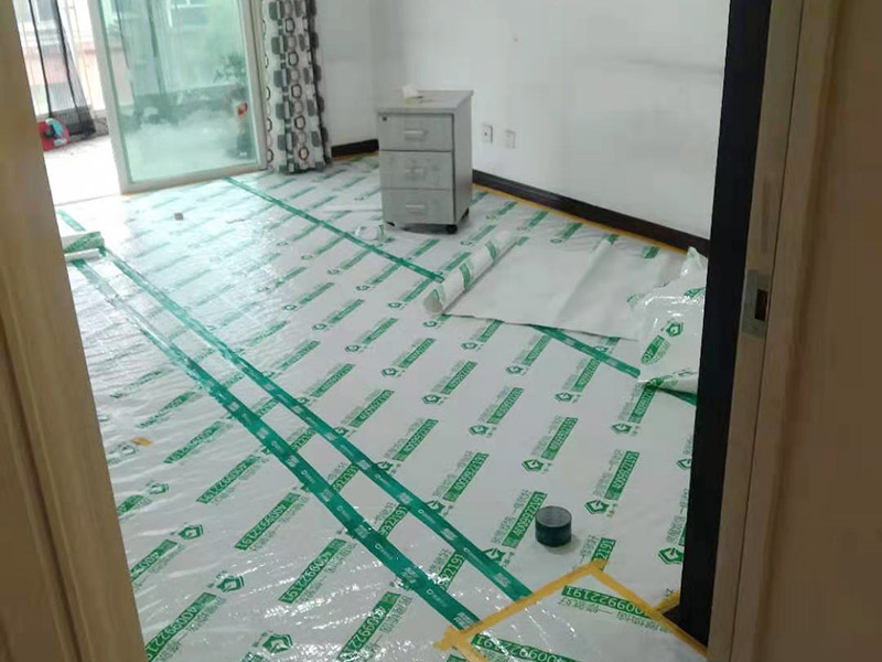 家具成品保護(hù)措施：成品飾面板在安裝好后必須用PE保護(hù)膜覆蓋包起來(lái)，所有成品飾面板的陽(yáng)角位必須用硬質(zhì)紙護(hù)角或泡沫棉進(jìn)行保護(hù)性包裝，防止交被其他施工人員碰撞。固裝家具保護(hù)完后，在正面要貼上醒目的標(biāo)簽，進(jìn)行現(xiàn)場(chǎng)提示。家具木門(mén)安裝好后，木門(mén)的門(mén)框1.5米以下高度一定要用硬質(zhì)紙護(hù)角或泡沫棉進(jìn)行保護(hù)性包裝，門(mén)頁(yè)用PE保護(hù)膜及泡沫板包起來(lái)，防止交被其他施工人員碰撞。