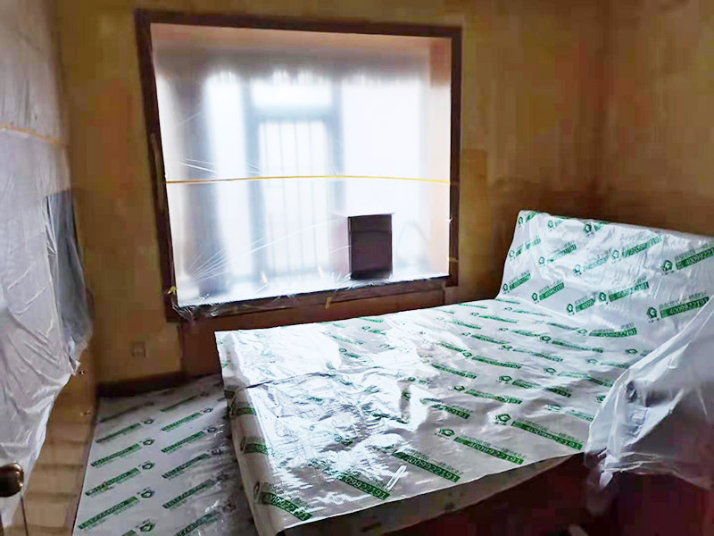 臥室翻新家具保護方案：在新房裝修及舊房翻新時粘上遮蔽保護膜和遮蔽紙，保護門窗、地板、家具及燈具等等。防止施工時涂料和油漆刷在以上物體上面，也使施工人員可以大膽、快速的涂刷墻面，不必擔心涂料會流到地板上造成需花大量人工清潔的現(xiàn)象?？梢灾苯犹岣呤┕ば?，節(jié)約施工后的清潔工作、節(jié)約人工、提高裝修質(zhì)量。 大件家具家電搬移：在進場施工前需要將家具搬移出一定的距離，移到房子中間，并用保護膜和保護套對地板、家具、家電、墻面進行保護，一邊施工，杜絕粘污。 地面保護：用地膜將需要涂刷房間的地面鋪上地膜，如果靠近踢腳線，地膜附在30厘米遮蔽保護膜之上，用美紋紙或大膠帶固定。第一層地膜和第二層地膜之間用大膠帶固定，一定要平整無縫隙。 門、家具：根據(jù)被包裹物體大小選擇遮蔽保護膜的大小，確保保護物體四面包裹無死角，且保護膜平整。