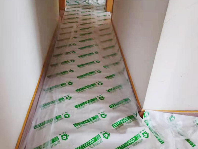臥室翻新家具保護方案：在新房裝修及舊房翻新時粘上遮蔽保護膜和遮蔽紙，保護門窗、地板、家具及燈具等等。防止施工時涂料和油漆刷在以上物體上面，也使施工人員可以大膽、快速的涂刷墻面，不必擔心涂料會流到地板上造成需花大量人工清潔的現(xiàn)象?？梢灾苯犹岣呤┕ば?，節(jié)約施工后的清潔工作、節(jié)約人工、提高裝修質(zhì)量。 大件家具家電搬移：在進場施工前需要將家具搬移出一定的距離，移到房子中間，并用保護膜和保護套對地板、家具、家電、墻面進行保護，一邊施工，杜絕粘污。 地面保護：用地膜將需要涂刷房間的地面鋪上地膜，如果靠近踢腳線，地膜附在30厘米遮蔽保護膜之上，用美紋紙或大膠帶固定。第一層地膜和第二層地膜之間用大膠帶固定，一定要平整無縫隙。 門、家具：根據(jù)被包裹物體大小選擇遮蔽保護膜的大小，確保保護物體四面包裹無死角，且保護膜平整。