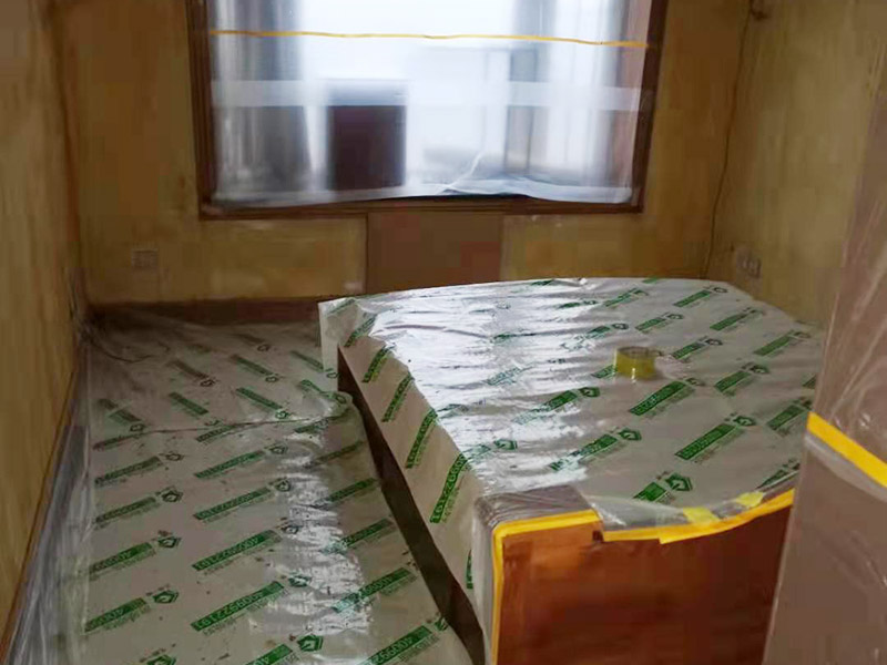 臥室翻新家具保護方案：在新房裝修及舊房翻新時粘上遮蔽保護膜和遮蔽紙，保護門窗、地板、家具及燈具等等。防止施工時涂料和油漆刷在以上物體上面，也使施工人員可以大膽、快速的涂刷墻面，不必擔心涂料會流到地板上造成需花大量人工清潔的現(xiàn)象?？梢灾苯犹岣呤┕ば?，節(jié)約施工后的清潔工作、節(jié)約人工、提高裝修質(zhì)量。 大件家具家電搬移：在進場施工前需要將家具搬移出一定的距離，移到房子中間，并用保護膜和保護套對地板、家具、家電、墻面進行保護，一邊施工，杜絕粘污。 地面保護：用地膜將需要涂刷房間的地面鋪上地膜，如果靠近踢腳線，地膜附在30厘米遮蔽保護膜之上，用美紋紙或大膠帶固定。第一層地膜和第二層地膜之間用大膠帶固定，一定要平整無縫隙。 門、家具：根據(jù)被包裹物體大小選擇遮蔽保護膜的大小，確保保護物體四面包裹無死角，且保護膜平整。