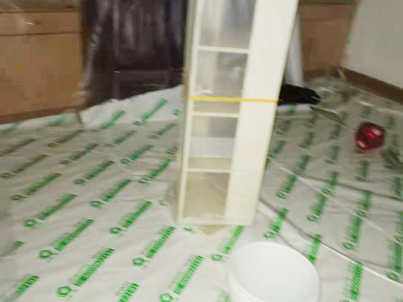臥室翻新家具保護方案：在新房裝修及舊房翻新時粘上遮蔽保護膜和遮蔽紙，保護門窗、地板、家具及燈具等等。防止施工時涂料和油漆刷在以上物體上面，也使施工人員可以大膽、快速的涂刷墻面，不必擔心涂料會流到地板上造成需花大量人工清潔的現(xiàn)象?？梢灾苯犹岣呤┕ば?，節(jié)約施工后的清潔工作、節(jié)約人工、提高裝修質(zhì)量。 大件家具家電搬移：在進場施工前需要將家具搬移出一定的距離，移到房子中間，并用保護膜和保護套對地板、家具、家電、墻面進行保護，一邊施工，杜絕粘污。 地面保護：用地膜將需要涂刷房間的地面鋪上地膜，如果靠近踢腳線，地膜附在30厘米遮蔽保護膜之上，用美紋紙或大膠帶固定。第一層地膜和第二層地膜之間用大膠帶固定，一定要平整無縫隙。 門、家具：根據(jù)被包裹物體大小選擇遮蔽保護膜的大小，確保保護物體四面包裹無死角，且保護膜平整。