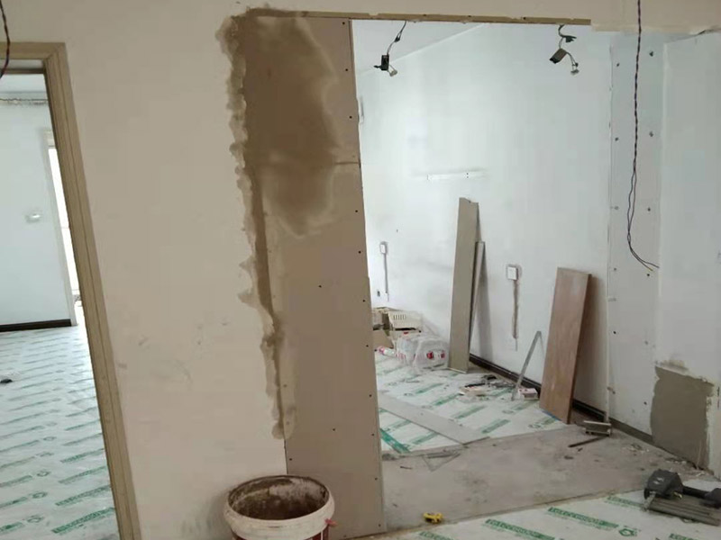 墻面局部修補翻新：舊墻面在翻新之前務(wù)必需要進行基層處理，如果墻面粉化嚴重，則需要使用鏟子對漆面進行一一鏟除，再涂刷白水泥。如果舊墻表面平滑的，則需要使用砂紙進行打磨，將不粘結(jié)的漆膜除去，以便于后期進行油漆施工。 舊墻基層處理好后，就可以進行刮膩子的施工，在這一環(huán)節(jié)需要注意涂刮的膩子厚度應(yīng)均勻一致，一般刮2-3遍，再來進行打磨處理。等完全干燥后，再來進行一遍底漆的施工，底漆有著很好防潮效果，還利于面漆的著附。最后則是進行兩道面漆的施工涂刷，待第一遍面漆施工干透后，才能進行第二遍面漆的涂刷，漆膜應(yīng)均勻，薄厚一致。