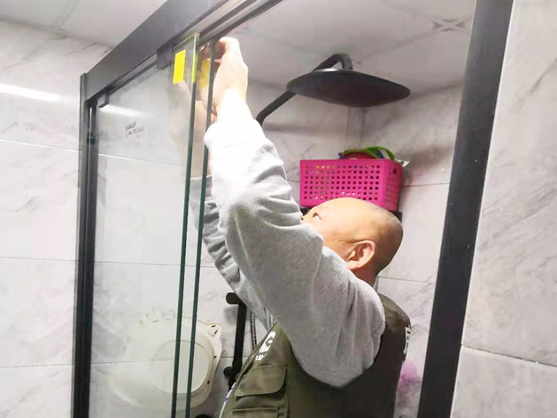 門(mén)窗安裝維修：第一步.先把框子抬到洞口上去看看是否平整是否需要窗戶(hù)拼接，是否要切保溫墻等…… 第二步，用激光水平儀打水平調(diào)方調(diào)整，不平的者用木頭塊墊平，保正在同一水平線上。方可固定死。特殊情況水平正負(fù)不能偏差3毫米。 第三步，用自制的靠尺來(lái)效準(zhǔn)立面，和側(cè)面的垂直。校正以后打發(fā)泡膠讓它填充死，固定結(jié)實(shí)。 第四步，應(yīng)立好一個(gè)窗戶(hù)應(yīng)拍照回傳，以確保正確安裝。若有錯(cuò)誤好及時(shí)改正。以及安裝現(xiàn)場(chǎng)步棸照片及時(shí)回傳。 第五步，等發(fā)泡膠完全干透方可打固定電錘。上漲管螺絲。 第六步，澤窗戶(hù)全部固定好以后，進(jìn)行下一步清除窗戶(hù)內(nèi)外多余的發(fā)泡膠。