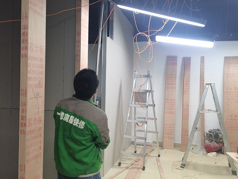 辦公室燈具線管安裝：熟悉圖紙，在施工前必須熟悉施工圖紙，而且最好由監(jiān)理、設(shè)計(jì)師、業(yè)主三方在施工現(xiàn)場(chǎng)核對(duì)圖紙，如發(fā)現(xiàn)圖紙中有不符合現(xiàn)場(chǎng)的情況需立刻一起商定更改。 首先，一句施工圖在現(xiàn)場(chǎng)確認(rèn)插座，開關(guān)及各種燈具的位置，并在相應(yīng)位置上做好標(biāo)記。如果沒有特殊要求，插座、開關(guān)應(yīng)按照如下標(biāo)準(zhǔn)安裝