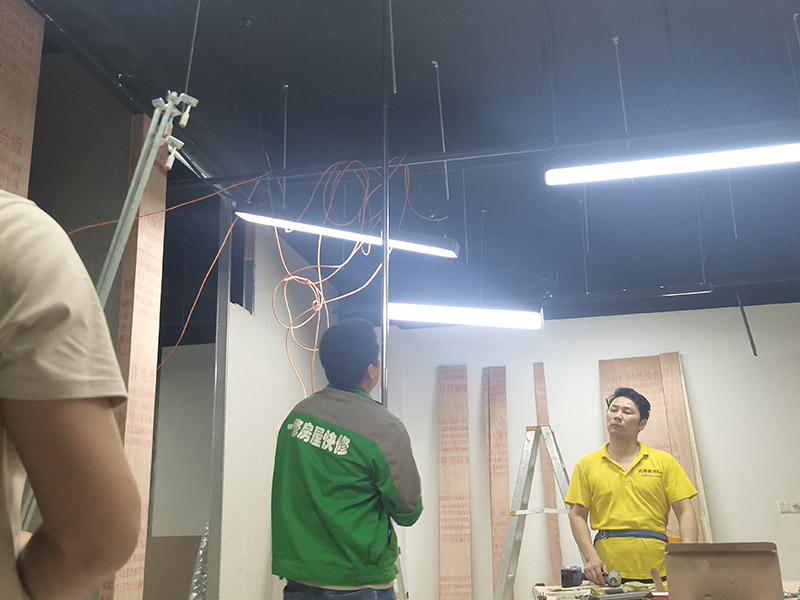 辦公室燈具線管安裝：熟悉圖紙，在施工前必須熟悉施工圖紙，而且最好由監(jiān)理、設(shè)計(jì)師、業(yè)主三方在施工現(xiàn)場(chǎng)核對(duì)圖紙，如發(fā)現(xiàn)圖紙中有不符合現(xiàn)場(chǎng)的情況需立刻一起商定更改。 首先，一句施工圖在現(xiàn)場(chǎng)確認(rèn)插座，開關(guān)及各種燈具的位置，并在相應(yīng)位置上做好標(biāo)記。如果沒有特殊要求，插座、開關(guān)應(yīng)按照如下標(biāo)準(zhǔn)安裝