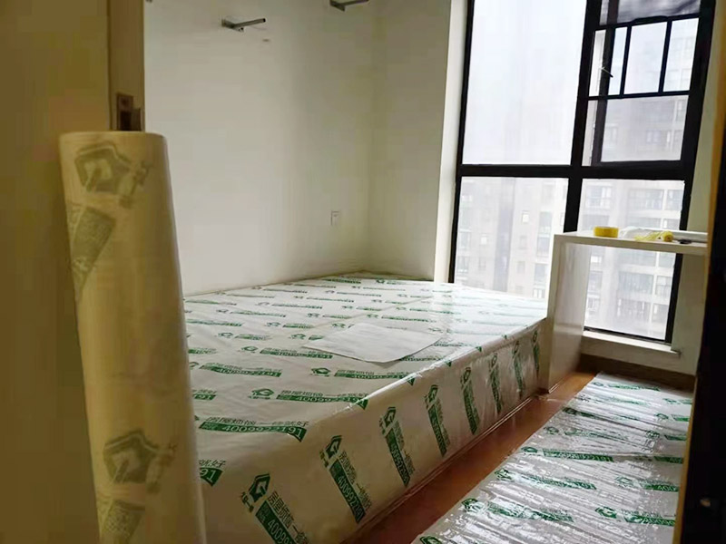 地面家具成品保護措施:在墻面翻新前，需要先將舊漆面鏟除干凈，之后在進行打磨，將墻面的浮沉雜物都清理干凈。如果墻面有凹凸不平的情況，要先用膩子修補，如果墻面出現(xiàn)空鼓的現(xiàn)象，也要將整面的墻皮進行鏟除，在做后續(xù)的處理。基層做完后，需要將施工區(qū)域的家具物件移除，避免在翻新過程中，使家具受到損傷。