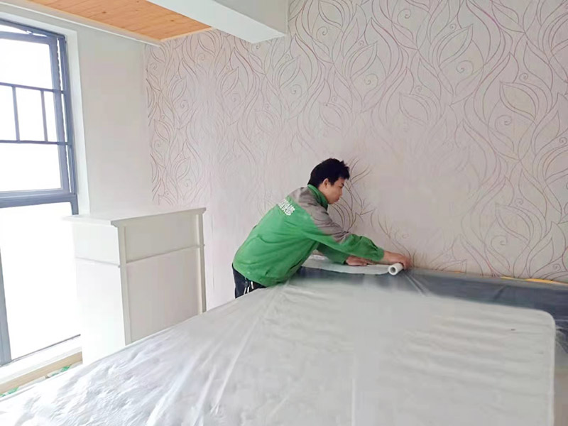 地面家具成品保護措施:在墻面翻新前，需要先將舊漆面鏟除干凈，之后在進行打磨，將墻面的浮沉雜物都清理干凈。如果墻面有凹凸不平的情況，要先用膩子修補，如果墻面出現(xiàn)空鼓的現(xiàn)象，也要將整面的墻皮進行鏟除，在做后續(xù)的處理?；鶎幼鐾旰螅枰獙⑹┕^(qū)域的家具物件移除，避免在翻新過程中，使家具受到損傷。