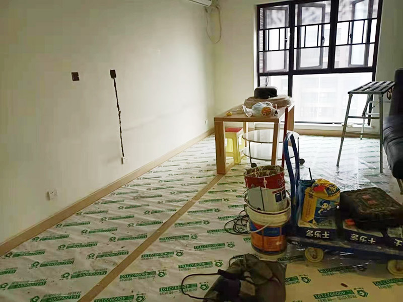 地面家具成品保護措施:在墻面翻新前，需要先將舊漆面鏟除干凈，之后在進行打磨，將墻面的浮沉雜物都清理干凈。如果墻面有凹凸不平的情況，要先用膩子修補，如果墻面出現(xiàn)空鼓的現(xiàn)象，也要將整面的墻皮進行鏟除，在做后續(xù)的處理?；鶎幼鐾旰?，需要將施工區(qū)域的家具物件移除，避免在翻新過程中，使家具受到損傷。