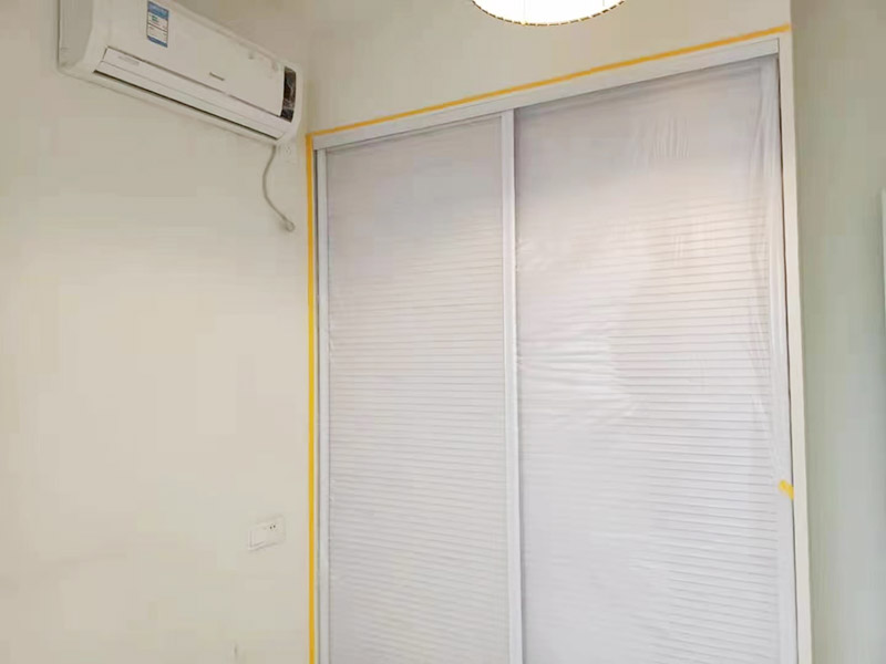 地面家具成品保護措施:在墻面翻新前，需要先將舊漆面鏟除干凈，之后在進行打磨，將墻面的浮沉雜物都清理干凈。如果墻面有凹凸不平的情況，要先用膩子修補，如果墻面出現(xiàn)空鼓的現(xiàn)象，也要將整面的墻皮進行鏟除，在做后續(xù)的處理?；鶎幼鐾旰?，需要將施工區(qū)域的家具物件移除，避免在翻新過程中，使家具受到損傷。