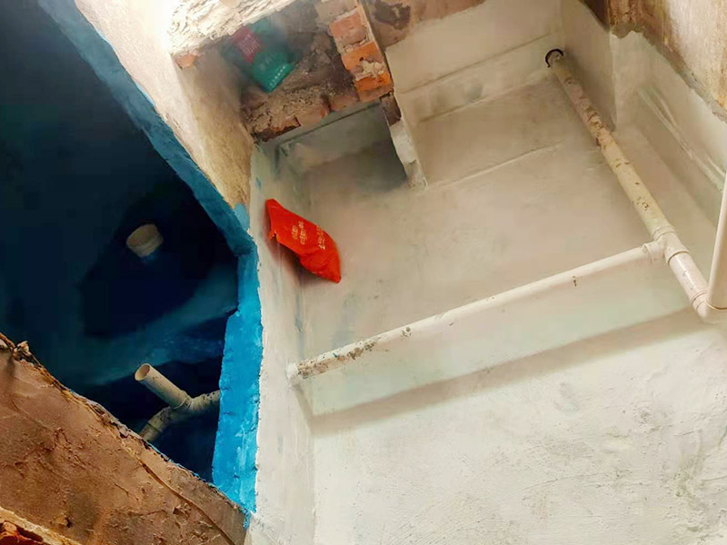 地面防水施工流程:清理基層：將墊層上松散的混凝土、砂漿等清洗干凈，凸出的鼓包剔除。 刷水泥素漿：配合比為水泥∶防水油，加上適量水拌合成粥狀，鋪攤在地面上，用掃帚均勻掃一遍。 抹底層砂漿：底層用1∶3水泥砂漿，摻入水泥重3%～5%的防水粉。拌好的砂漿倒在地上，用杠尺刮平，木抹子順平，鐵抹子壓一遍。 刷水泥素漿：常溫間隔1d后刷水泥素漿一道，配合比為水泥∶防水油加適量水。 抹面層砂漿：刷水泥素漿后，接著抹面層砂漿，配合比及做法用底層。
