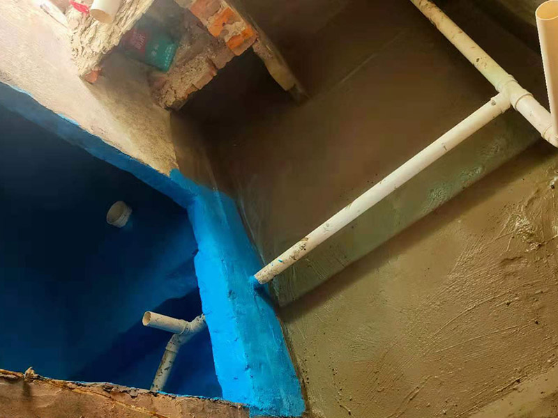 地面防水施工流程:清理基層：將墊層上松散的混凝土、砂漿等清洗干凈，凸出的鼓包剔除。 刷水泥素漿：配合比為水泥∶防水油，加上適量水拌合成粥狀，鋪攤在地面上，用掃帚均勻掃一遍。 抹底層砂漿：底層用1∶3水泥砂漿，摻入水泥重3%～5%的防水粉。拌好的砂漿倒在地上，用杠尺刮平，木抹子順平，鐵抹子壓一遍。 刷水泥素漿：常溫間隔1d后刷水泥素漿一道，配合比為水泥∶防水油加適量水。 抹面層砂漿：刷水泥素漿后，接著抹面層砂漿，配合比及做法用底層。