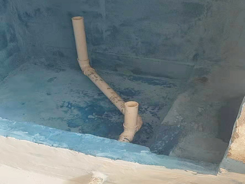 地面防水施工流程:清理基層：將墊層上松散的混凝土、砂漿等清洗干凈，凸出的鼓包剔除。 刷水泥素漿：配合比為水泥∶防水油，加上適量水拌合成粥狀，鋪攤在地面上，用掃帚均勻掃一遍。 抹底層砂漿：底層用1∶3水泥砂漿，摻入水泥重3%～5%的防水粉。拌好的砂漿倒在地上，用杠尺刮平，木抹子順平，鐵抹子壓一遍。 刷水泥素漿：常溫間隔1d后刷水泥素漿一道，配合比為水泥∶防水油加適量水。 抹面層砂漿：刷水泥素漿后，接著抹面層砂漿，配合比及做法用底層。
