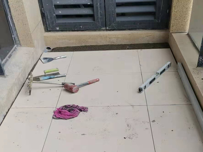 地磚鋪貼施工：干鋪法是將沙子和水泥按照3：1的比例混合后兌少量的水，使水泥和沙子混合到可以用手攥成團的黏稠度，將混合好的沙子水泥鋪在地面上，用一個平板把表面摸平。在瓷磚背面抹上黏稠度非常高的水泥，把瓷磚放到地面上，用橡皮錘敲實就完成了,主要用于地面瓷磚的鋪裝。 濕鋪法，是將沙子和水泥按照2：1的比例混合后兌水和好，水的量要多一些，使沙子和水泥的黏稠度高一些，然后涂抹到用水浸泡好的瓷磚背面貼到墻面上，濕鋪發(fā)主要應用與墻面。