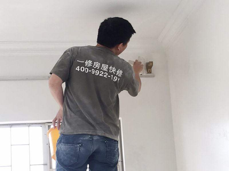 墻角刷漆施工：對(duì)門、窗框、家具與涂料連接處，粘貼分色紙保護(hù)。做好的木柜、隔板等家具要用報(bào)紙將其封起，以免油漆滴落弄臟家具。調(diào)色有顏色要求的墻面，事先應(yīng)準(zhǔn)確計(jì)算面積，一次將所用料調(diào)配均勻。一般用滾筒刷上漆后，需用筆刷對(duì)墻邊和墻角漏刷的地方進(jìn)行補(bǔ)漆，特別是墻壁與角線、木柜、隔板等的接縫位置和墻壁的轉(zhuǎn)角處。帶墻面油漆干后，用砂紙對(duì)墻面進(jìn)行打磨，以減少墻面刷痕，使墻面更加光滑。在打磨時(shí)候注意要不時(shí)用手來(lái)感受墻面的光滑度，以便判斷哪里需要打磨，而且打磨力度要適中，范圍要廣。