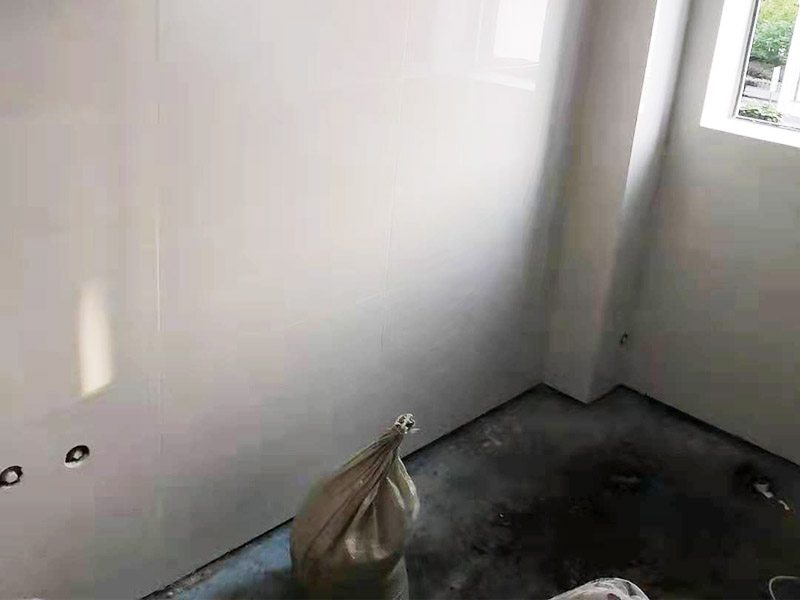 墻面瓷磚鋪貼：（1）基層處理：將塵土、雜物徹底清掃干凈，不得有空鼓、開裂及起砂等缺陷。 （2）彈線：施工前在墻體四周彈出標(biāo)高控制線，在地面彈出十字線，以控制地磚分隔尺寸。 （3）預(yù)鋪：首先應(yīng)在圖紙設(shè)計要求的基礎(chǔ)上，對地磚的色彩、紋理、表面平整等進(jìn)行嚴(yán)格的挑選，然后按照圖紙要求預(yù)鋪。對于預(yù)鋪中可能出現(xiàn)的尺寸、色彩、紋理誤差等進(jìn)行調(diào)整、交換，直至達(dá)到最佳效果，按鋪貼順利堆放整齊備用。 （4）鋪貼：鋪設(shè)選用1：3干硬性水泥砂漿，砂漿厚度25mm左右。鋪貼前將地磚背面濕潤，需正面干燥為宜。把地磚按照要求放在水泥砂漿上，用橡皮錘輕敲地磚飾面直至密實平整達(dá)到要求。 （5）勾縫：地磚鋪完后24h進(jìn)行清理勾縫，勾縫前應(yīng)先將地磚縫隙內(nèi)雜質(zhì)擦凈，用專用填縫劑勾縫。 （6）清理：施工過程中隨干隨清，完工后(一般宜在24h之后)再用棉紗等物對地磚表面進(jìn)行清理。