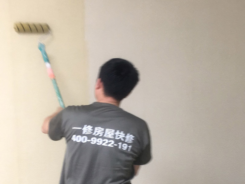 撕墻紙刷乳膠漆：1、首先，需要將壁紙清除干凈，弄濕了會更好撕下來。撕壞了也沒關系，反正壁紙是不要了的。只要保證墻面上干凈就OK。 2、然后，需要對墻面基層進行打磨的。 3、如果拆完壁紙以后你發(fā)現(xiàn)基層并不平整的話，是需要進行膩子找平工作的；建議至少做一遍。 4、然后就是底漆和面漆的施工了。