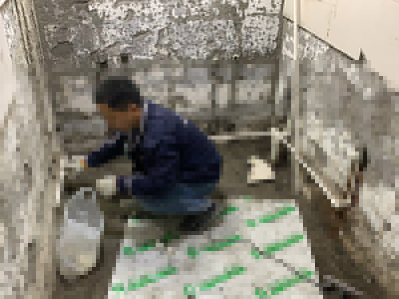 衛(wèi)生間水管鋪設(shè)：畫線→開槽→下料→預(yù)埋→預(yù)裝→檢查→安裝→調(diào)試→修補(bǔ)→備案 1、開槽：有的承重墻內(nèi)的鋼筋較多較粗，只能開淺槽或走明管，或繞走其他墻面； 2、調(diào)試：即通過打壓試驗，如果沒有出現(xiàn)問題，水路施工就算完成了； 3、備案：完成水路布線圖，備案以便日后維修調(diào)試。