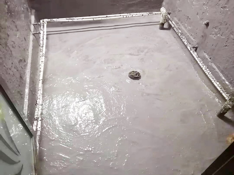 浴室拆除地面找平防水：因?yàn)榈孛嬲移降乃嘤袥]有干透跟當(dāng)?shù)氐臍夂蚝彤?dāng)時(shí)的季節(jié)以及當(dāng)天的天氣等都有著密切的關(guān)系，如果想要看地面的水泥是否干透，可以用堅(jiān)硬的東西在地面上劃動(dòng)一下，如果出現(xiàn)白色粉末狀即為干透的水泥，這個(gè)時(shí)候就可以進(jìn)行衛(wèi)生間的防水處理了。 第一步就是涂抹防水涂料，但是因?yàn)槠胀ǖ淖≌l(wèi)生間普遍都比較小，并且都會(huì)有管線穿過樓板的情況，因此在做衛(wèi)生間防水時(shí)一般都是涂抹防水涂料而不是采用卷材來進(jìn)行防水。