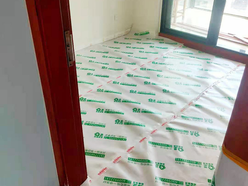 全屋成品保護(hù)裝修：入戶門及電梯過道的保護(hù)：各種裝修物料的進(jìn)場以及各種建筑裝修垃圾的清理，都會經(jīng)過入戶門，這些物品在搬運的過程中，難免會和入戶門發(fā)生磕碰，造成入戶門的磕碰劃傷，所以，第一個需要做好成品保護(hù)的地方就是入戶門。 做法：在裝修開工前直到家具進(jìn)場期間，都需要對入戶門進(jìn)行保護(hù)！可以使用成品保護(hù)膜將門包裹。 木工成品的保護(hù)：在進(jìn)行木門、櫥柜、家具等的相關(guān)的安裝或組裝的過程中，成品保護(hù)主要體現(xiàn)在兩個方面：一是原有的墻面、地面裝飾的保護(hù)，盡量避免因為這些安裝工程對已裝的部分造成破壞；二是安裝的物品本身的保護(hù)，注意不要在安裝過程中造成磕碰、劃傷等損傷。 地磚形象保護(hù)：地面瓷磚鋪貼完后，用成品保護(hù)膜覆蓋磚面，既可以防止裝修時的沙子磨傷地面，同時也能有效地防止油漆涂料等有色液體滴落磚面，造成地面污染。