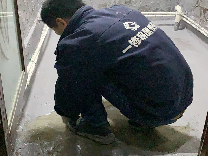 地面防水涂刷：在進(jìn)行防水處理之前，一定先找平地面，如果地面不平或效果不好，可能造成因防水涂料薄厚不均而導(dǎo)致的開裂滲漏。地漏，墻角，管跟等接縫處要使用高彈性的柔性防水涂刷，因?yàn)樾l(wèi)生間的墻與地面之間的接縫處會移位最容易滲水。 2、防水層做好后要留余一定的時(shí)間，讓防水層與建筑更好的融為一體，然后在防水層上做保護(hù)層在鋪地磚，施工過程中，可千萬馬虎不得。要盡量的保護(hù)防水層。 3、防水是隱蔽工程，后續(xù)的施工也有可能會破壞防水層，如果地磚已鋪設(shè)完畢，可千萬不要砸地磚，用專業(yè)的補(bǔ)縫防水材料，把所有的縫隙堵住做好防水就好了。也同樣適用于衛(wèi)生間防水層失效后防水工程。 4、防水是一項(xiàng)系統(tǒng)工程，每處產(chǎn)生的原因及處理方法不盡相同。材料是基礎(chǔ)，施工是關(guān)鍵，后續(xù)服務(wù)是保證。