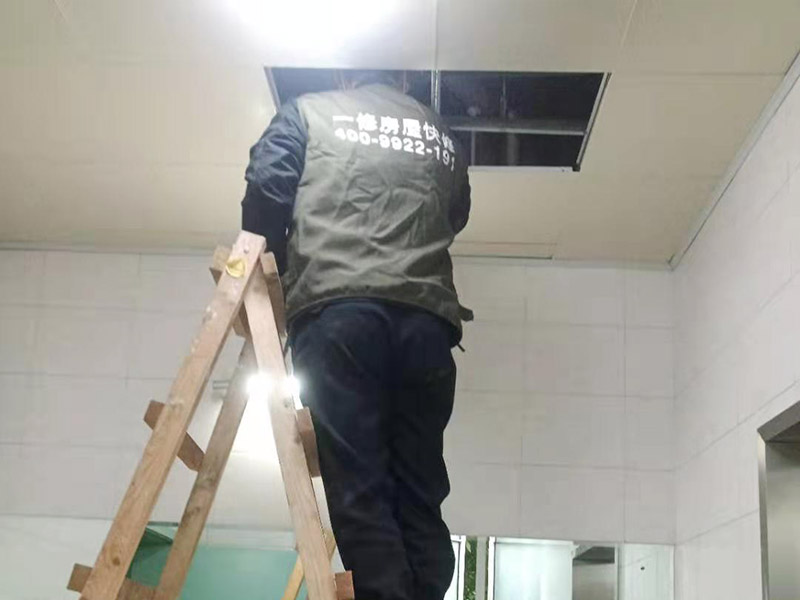 吊頂拆除檢查維修：首先檢查安全通道情況，必須保持安全通道暢通無阻。做好一些預(yù)留設(shè)施、重要部位、部件的防護(hù)保護(hù)工作，拆除承重墻時(shí)要先加固（由專業(yè)隊(duì)伍施工），得到相關(guān)單位的認(rèn)可后方可進(jìn)行下一道工序施工。將拆除區(qū)域內(nèi)的易燃易爆品包括廢紙、紡織品、木制品等集中外運(yùn)。本工程為多層建筑物，高空作業(yè)采用移動(dòng)式腳手架。拆除順序?yàn)椋呵袛嚯娐?rarr;關(guān)閉給排水管→拆除管線→吊頂→龍骨→堆放→整理→清運(yùn)等。 清理各層遺留物及垃圾等。