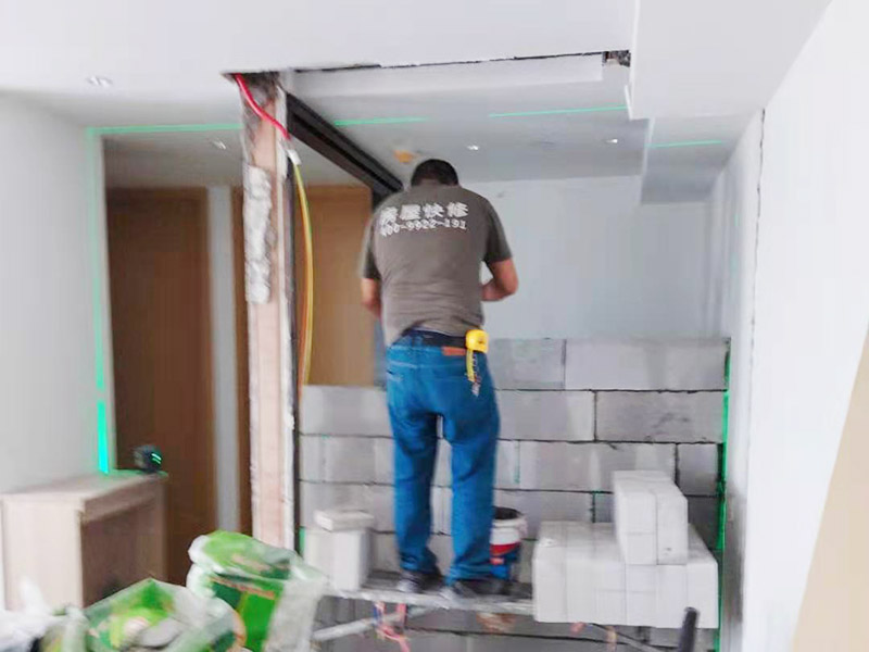 房屋局部改造：衛(wèi)生間改造中水電的改造尤為重要且需要最早開始著手，由于會(huì)涉及到浴霸采暖、燈光的線路走向、水管的入墻等問題，所以在改造之前需制定一個(gè)詳細(xì)的水電走向設(shè)計(jì)，從而提高安全質(zhì)量以及滿足裝修業(yè)主們生活的需要。衛(wèi)生間內(nèi)的防水涂料是由地面延伸到墻面的，涂刷過程中精良的保證厚度均勻。還需要處理好地面和墻面交界處的各類管件的涂刷。待防水處理完全確定后，等待地面干透就可以做后續(xù)的工程了。