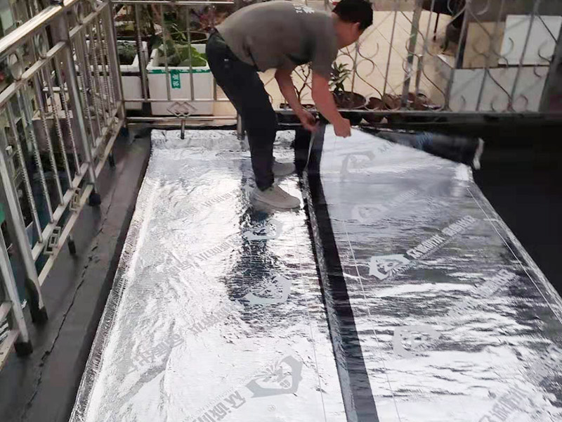 房屋局部改造：衛(wèi)生間改造中水電的改造尤為重要且需要最早開始著手，由于會(huì)涉及到浴霸采暖、燈光的線路走向、水管的入墻等問題，所以在改造之前需制定一個(gè)詳細(xì)的水電走向設(shè)計(jì)，從而提高安全質(zhì)量以及滿足裝修業(yè)主們生活的需要。衛(wèi)生間內(nèi)的防水涂料是由地面延伸到墻面的，涂刷過程中精良的保證厚度均勻。還需要處理好地面和墻面交界處的各類管件的涂刷。待防水處理完全確定后，等待地面干透就可以做后續(xù)的工程了。